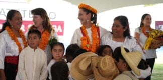 President Sheinbaum with a gathering of local townspeople.
