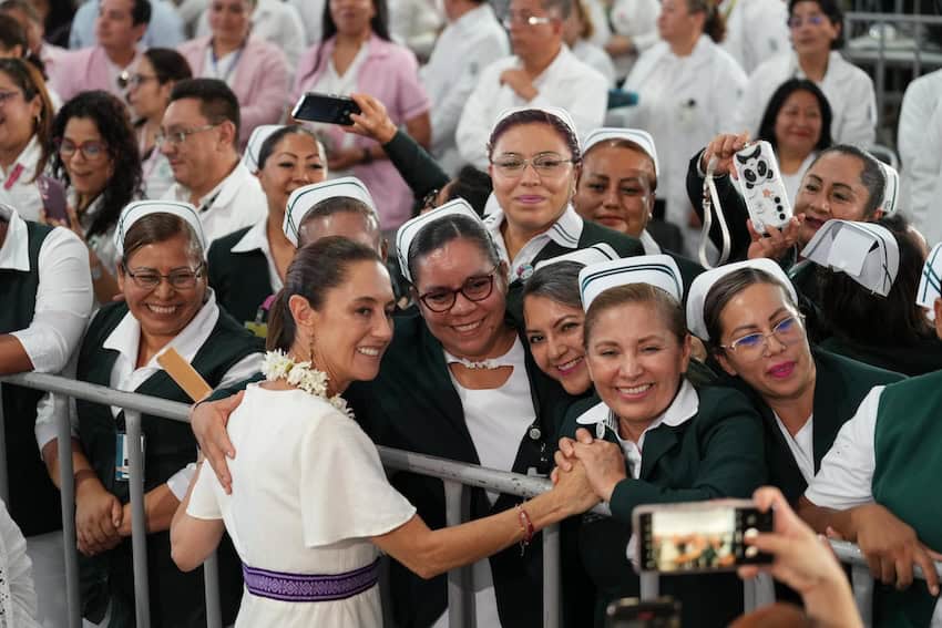 woman talking to a gathering of nurses