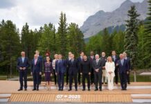 At the G7, Sheinbaum appeared between French President Macron and Australian Prime Minister Anthony Albanese in an official leaders' photo.