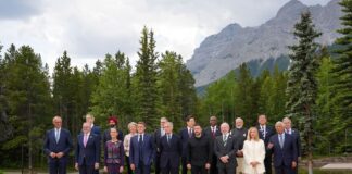 At the G7, Sheinbaum appeared between French President Macron and Australian Prime Minister Anthony Albanese in an official leaders' photo.