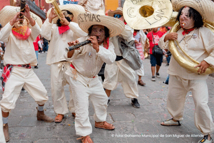 Los Locos: The History of a Mad Parade [] La Biblioteca Publica