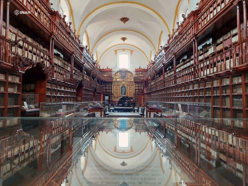 Interior of Biblioteca Palafoxiana successful Puebla
