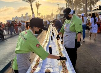 worker sorting food