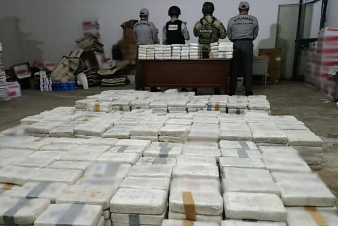 A historic weekend of drug busts started on Friday, when Mexican customs officials at the border with Guatemala intercepted a tractor-trailer carrying 1.193 tonnes of cocaine concealed within its cargo.
