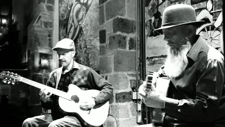Guitarras Latinas en Mama Mia Guitarras Latinas en Mama Mia
