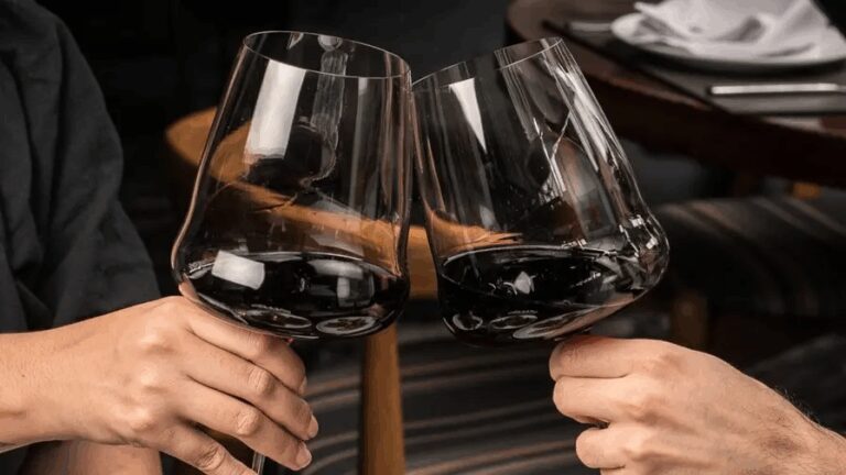 Curaduría de vinos por el sommelier Pablo Mata Curaduría de vinos por el sommelier Pablo Mata