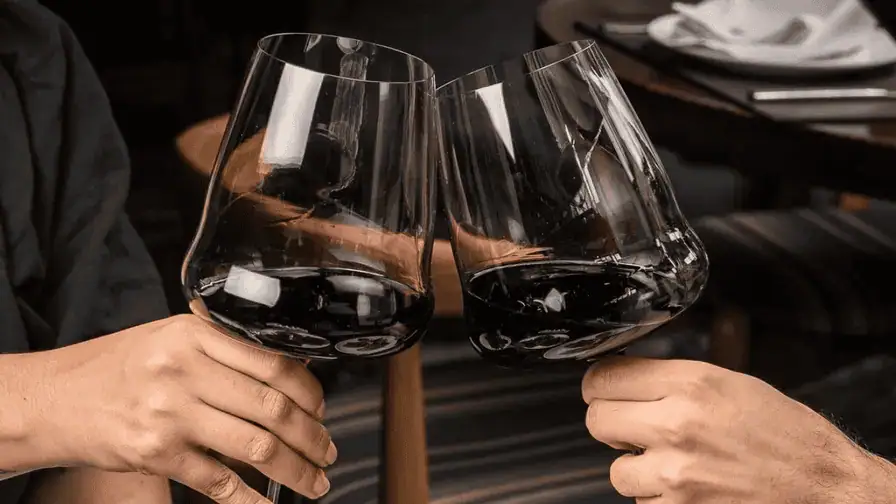 Curaduría de vinos por el sommelier Pablo Mata