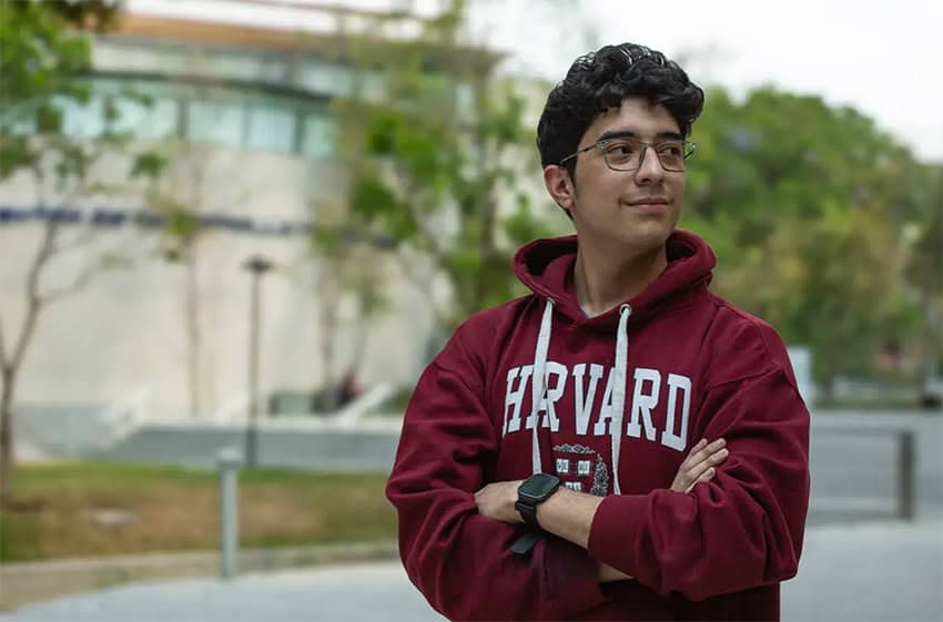 Mexico City teen who developed AI medical app wins Harvard Book Award