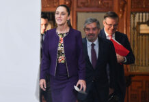 Foreign Affairs Minister Juan Ramón de la Fuente and Economy Minister Marcelo Ebrard follow behind President Sheinbaum