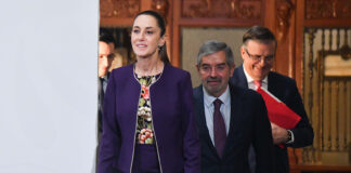 Foreign Affairs Minister Juan Ramón de la Fuente and Economy Minister Marcelo Ebrard follow behind President Sheinbaum