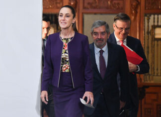 Foreign Affairs Minister Juan Ramón de la Fuente and Economy Minister Marcelo Ebrard follow behind President Sheinbaum
