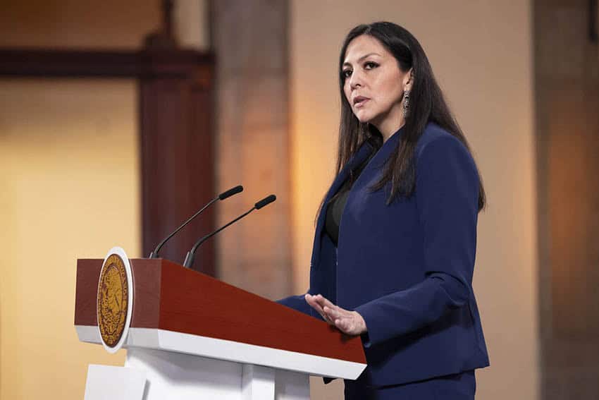 Una donna che parla sulla piattaforma
