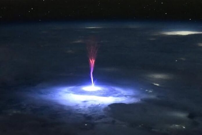 light phenomenon in the sky