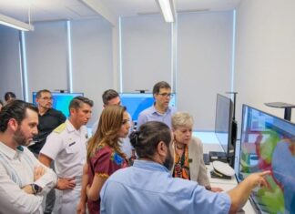 Quintana Roo Governor Mara Lezama and Environment Minister Alicia Bárcena view screens monitoring sargassum on Mexico's Caribbean coast