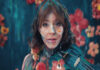Lindsay Stirling performs with her violin amid colorful floral projections in the romo shot for The Duality Tour, which she brings to Guadalajara's Auditorio Telmex on August 6.