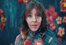Lindsay Stirling performs with her violin amid colorful floral projections in the romo shot for The Duality Tour, which she brings to Guadalajara's Auditorio Telmex on August 6.