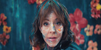 Lindsay Stirling performs with her violin amid colorful floral projections in the romo shot for The Duality Tour, which she brings to Guadalajara's Auditorio Telmex on August 6.