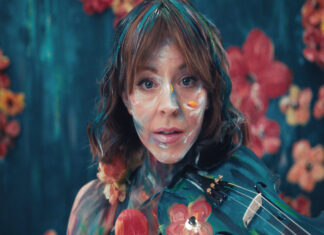 Lindsay Stirling performs with her violin amid colorful floral projections in the romo shot for The Duality Tour, which she brings to Guadalajara's Auditorio Telmex on August 6.