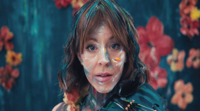 Lindsay Stirling performs with her violin amid colorful floral projections in the romo shot for The Duality Tour, which she brings to Guadalajara's Auditorio Telmex on August 6.