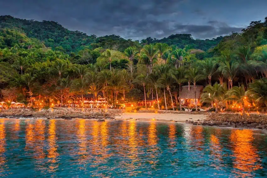 Puerto Vallarda Beach Resort bien brûlant au coucher du soleil au coucher du soleil