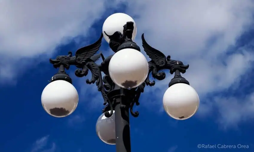 Dragon lamppost in Puebla