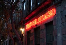 A neon sign that reads 'Teatro El Milagro)