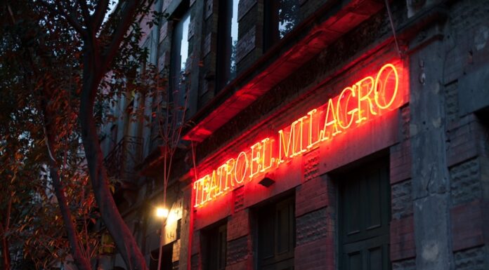 A neon sign that reads 'Teatro El Milagro)