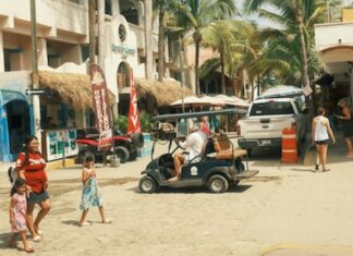 golf cart, people and buidlings of a Nayarit town