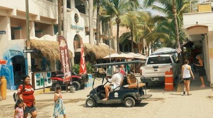 golf cart, people and buidlings of a Nayarit town