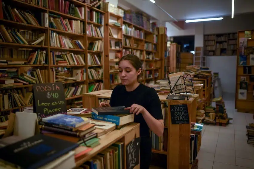 Librería "A través del espejo"