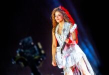 Shakira with guitar