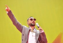 Pop star in conversationcert