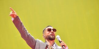 Pop star in conversationcert