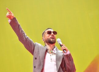 Pop star in conversationcert