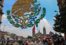 Preparations for Independence Day festivities in Mexico City's Zócalo are underway.