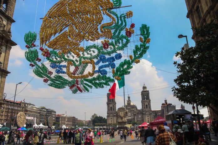 Preparations for Independence Day festivities in Mexico City's Zócalo are underway.