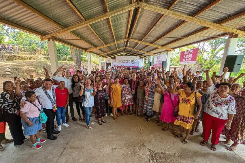 Sheinbaum and Governor Evelyn Salgado met with women artisans from the Amuzgo community in the Xochistlahuaca municipality of Guerrero