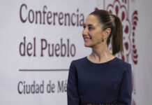 Sheinbaum in front of a banner reading "conferencia del pueblo"