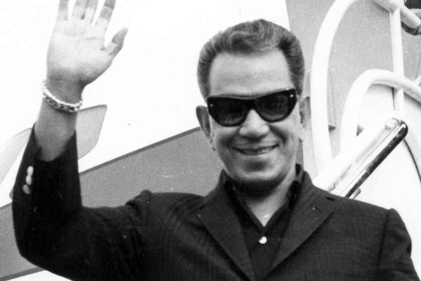 Cantinflas deplaning and waving to fans.
