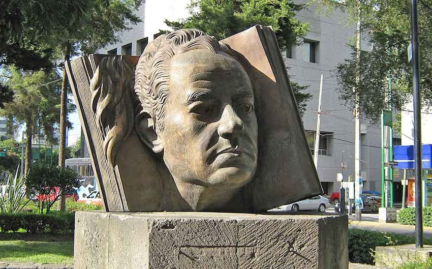 A sculpture of Juan Rulfo in a central reservation