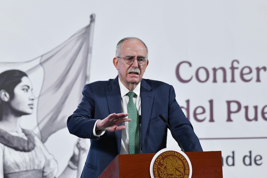 man at podium (Berdegue)