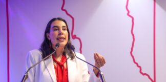 Tourism Minister Josefina Rodríguez at podium