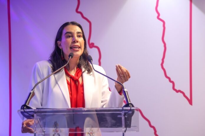 Tourism Minister Josefina Rodríguez at podium