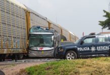 Accident between a train and passenger bus in México state