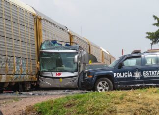 Accident between a train and passenger bus in México state