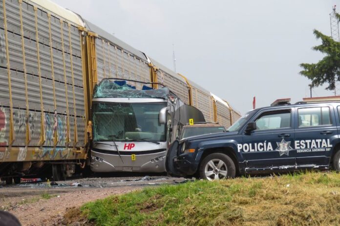 Accident between a train and passenger bus in México state