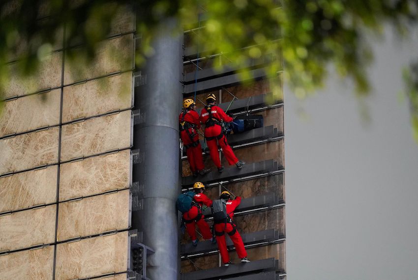 Greenpeace activists scaling the Estela de Luz monument in downtown Mexico City