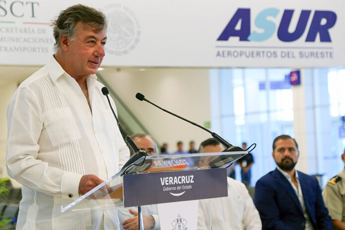 Fernando Chico Pardo stands at a podium at Veracruz airport in front of a sign reading ASUR