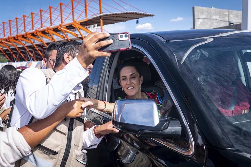 sheinbaum in a car in Chihuahua