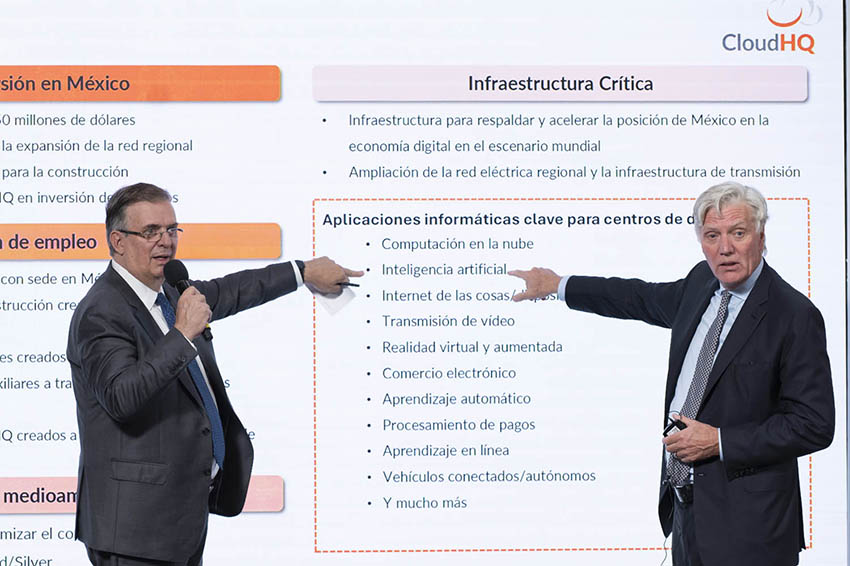 Marcelo Ebrard points to a power point presentation by CloudHQ showing a list of data center uses